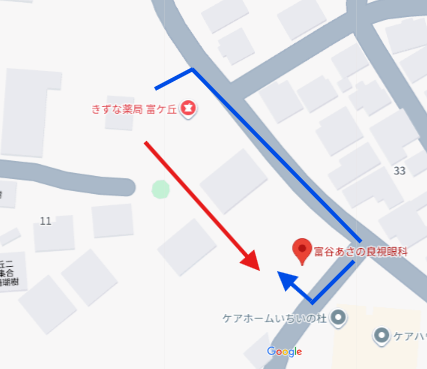 きずな薬局富ケ丘の駐車場から富谷あさの良視眼科までの経路図。青い矢印が車、赤い矢印が徒歩の順路
